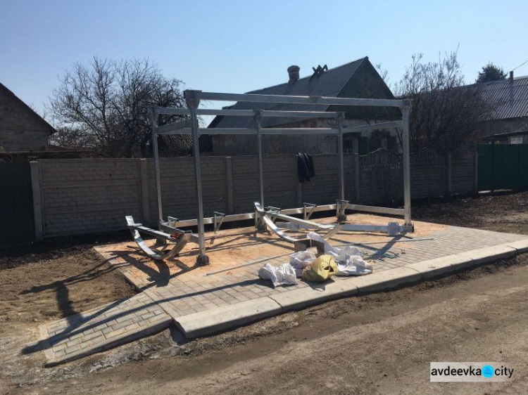 Работа кипит: в Авдеевке появятся еще 10 новых остановочных павильонов (ФОТОФАКТ)
