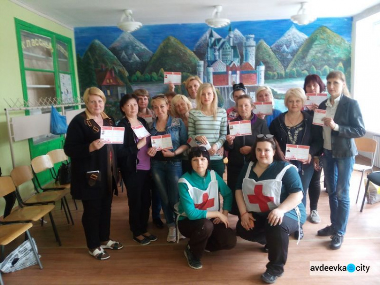 Авдеевских соцработников учили оказывать первую медицинскую помощь (ФОТО)