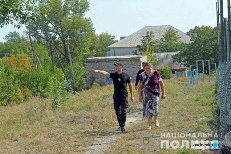 Полиция и взрывотехники прошерстили  классы, подвалы и  чердаки школ на Донетчине