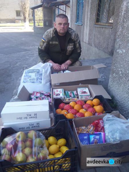 Защитники Авдеевки получили апельсины и новые флаги (ФОТО)