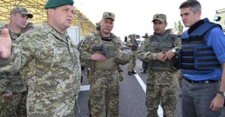 Британский министр обороны посетил зону ООС (ФОТО)