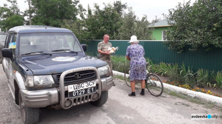 Авдеевские "симики" не оставляют без помощи мирных жителей (ФОТО)