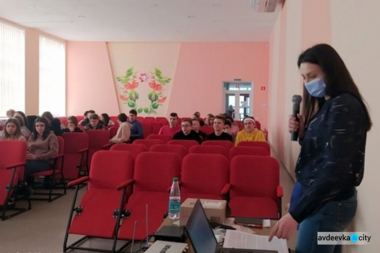 Старшокласникам Авдіївки розповіли про гендерну рівність