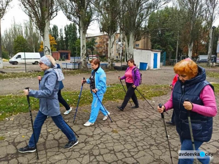 В Авдіївці громадяни поважного віку опановували "скандинавську ходу"