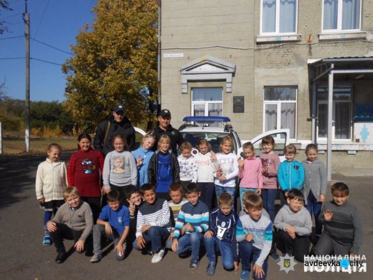 Авдеевский полицейские обучили правилам дорожного движения юных пешеходов (ФОТО)