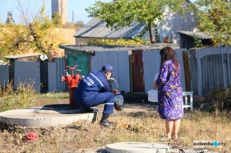 Спасение Торецка: бойцы ГСЧС на автомобилях развозят воду в прифронтовой зоне  (ФОТО)