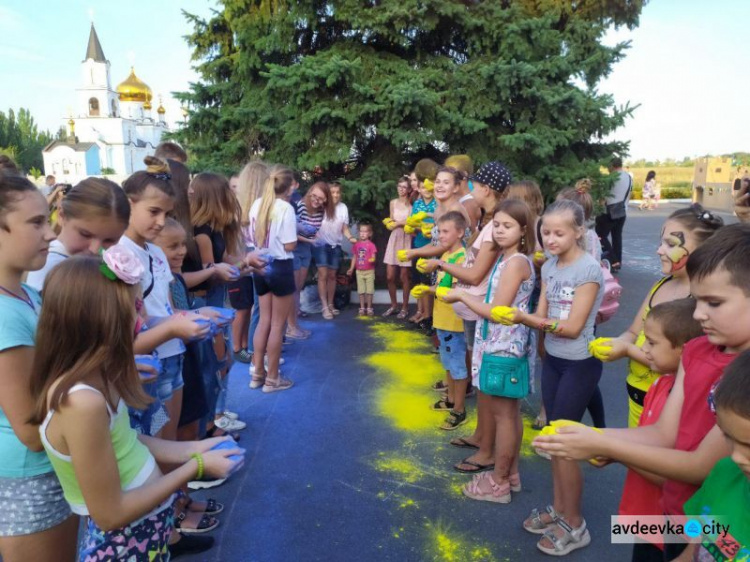 День независимости в Авдеевке: награждения, метания красок и концерт (ФОТОРЕПОРТАЖ)