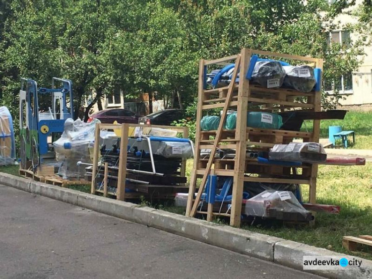 На новой детской площадке от Метинвеста приступили к установке игрового оборудования (ФОТОФАКТ)