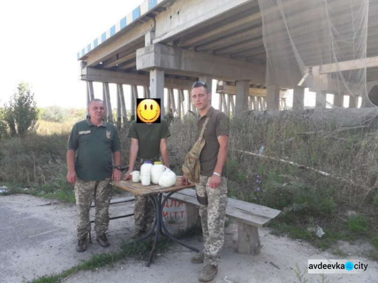 Авдеевские «симики» помогают восстанавливать разрушенные обстрелами поселки (ФОТО)