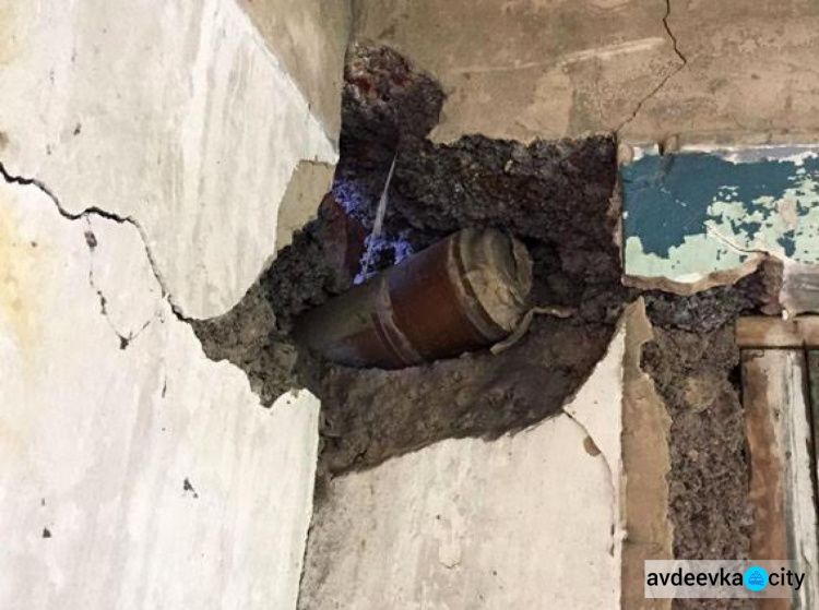 В Авдеевке из стены дома достали танковый снаряд