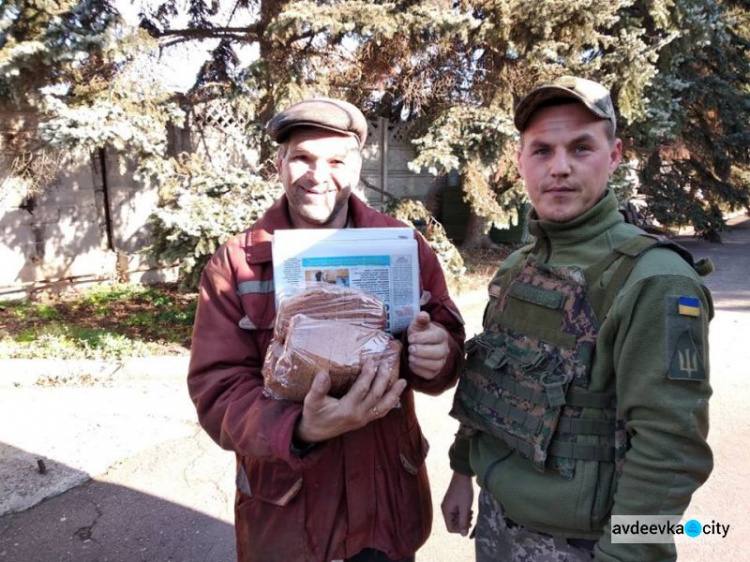 Авдеевские "симики" доставили в больницу хирургические нити, а в прифронтовые поселки – хлеб и воду
