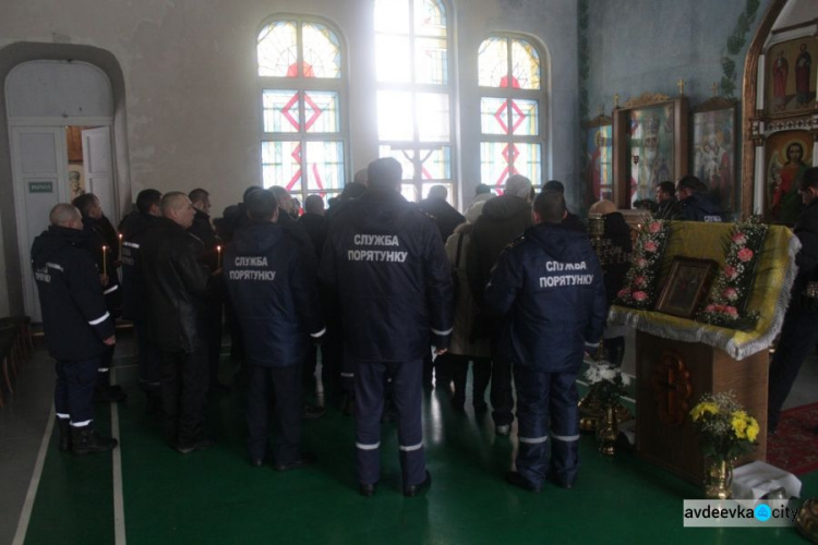 Авдеевка почтила память погибшего героического спасателя Дмитрия Тритейкина (ФОТО)