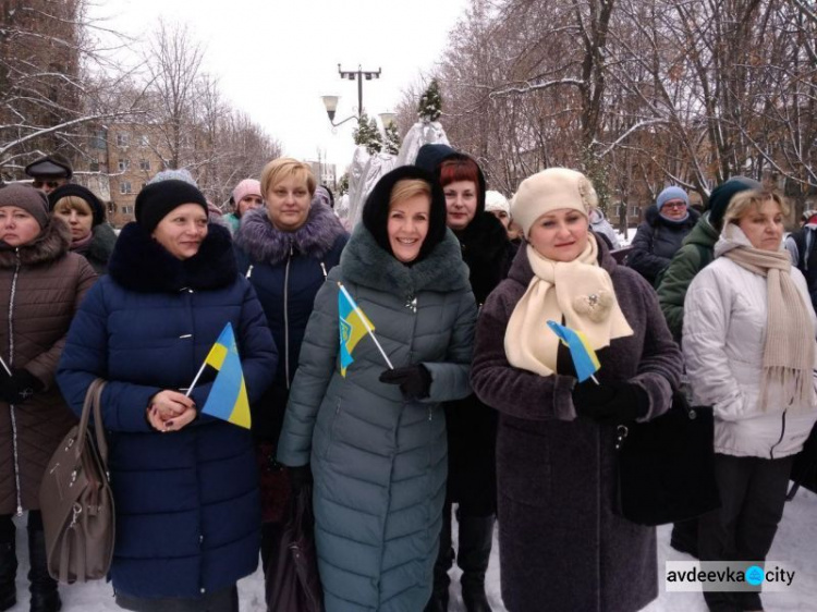 В Авдіївці відзначили День Гідності та Свободи: привітання, нагородження і зворушливий вірш дитини (СВІТЛИНИ)