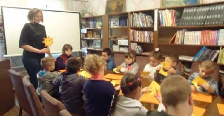 Авдіївським малюкам у центральній бібліотеці відділу культури підготуваги розважальну програму до Дня захисту дітей