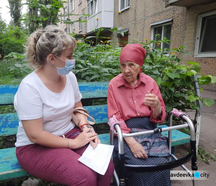 В Авдеевке прошла уличная акция «Обращайтесь - мы поможем»