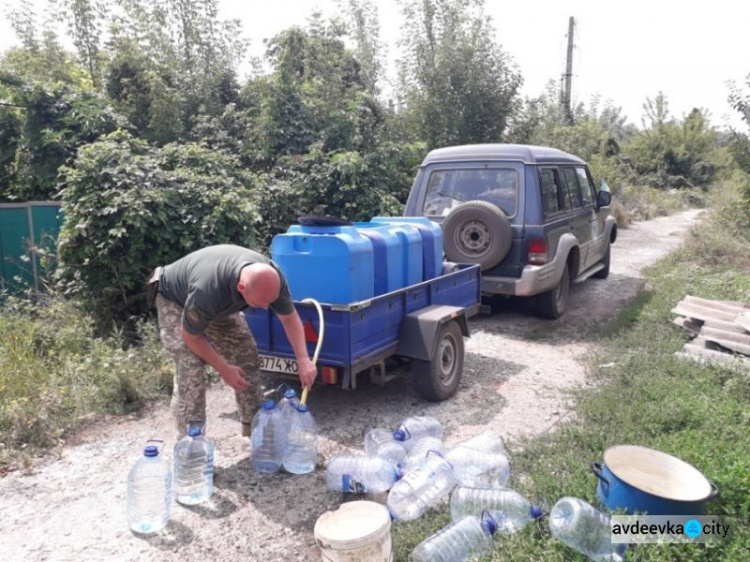 Авдеевские "симики" не оставляют без помощи мирных жителей (ФОТО)
