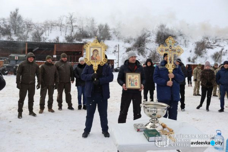В Авдіївці на Водохреща освячували воду та пірнали в ополонку