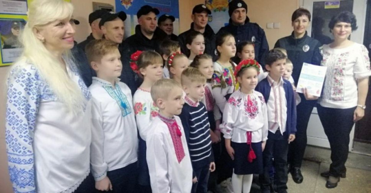 Школьники поздравили копов в Авдеевке с Днем украинской письменности и языка (ФОТО)