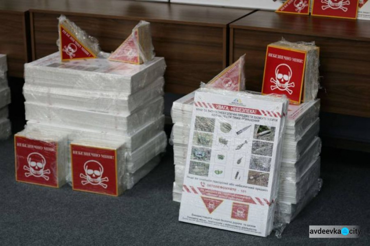 Предприятия Донбасса получили 450 информационных панелей и знаков для предупреждения о минах