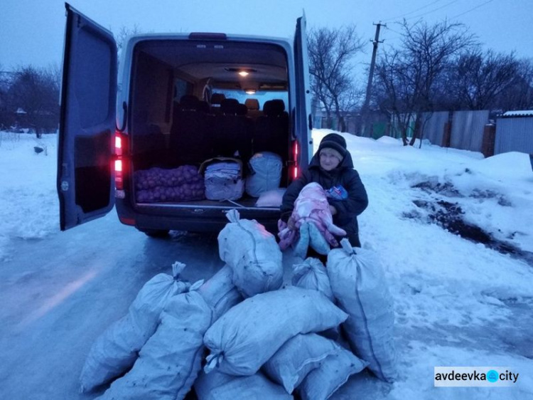Авдеевские "симики" и волонтеры не оставили без помощи жителей прифронтового района (ФОТО)