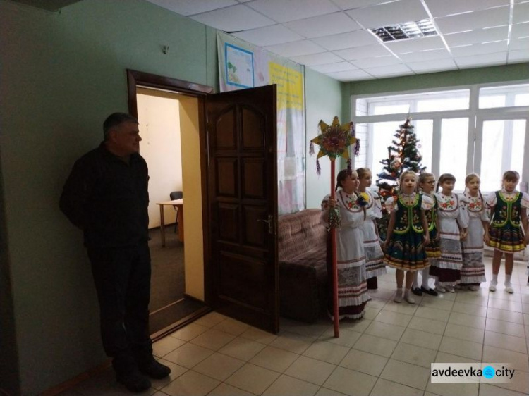 Авдіївські колядники завітали до місцевої ВЦА (ФОТОФАКТ)