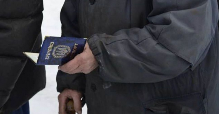 Переселенцев продолжают лишать помощи и пенсий