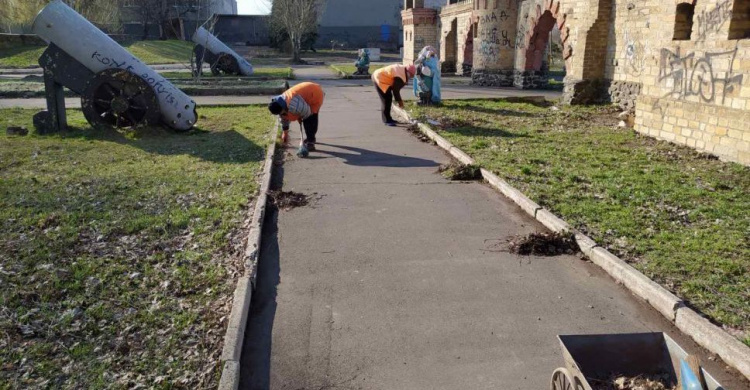 Авдеевские коммунальщики наводят чистоту в городе (ФОТОФАКТ)