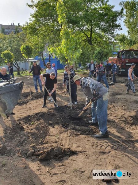Коммунальщики продолжают озеленение Авдеевки:фотофакт