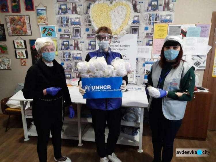 Жителям и медикам прифронтовых закрытых населенных пунктов  передали 600 защитных масок