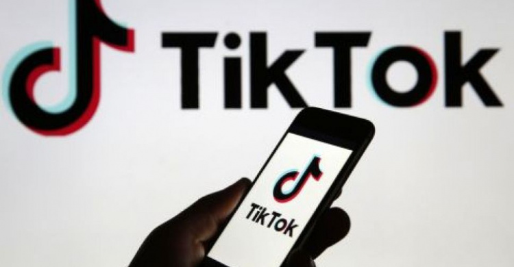 Опасный ТикТок-челлендж во Львове: дети воруют колпачки с колес автомобилей (видео)