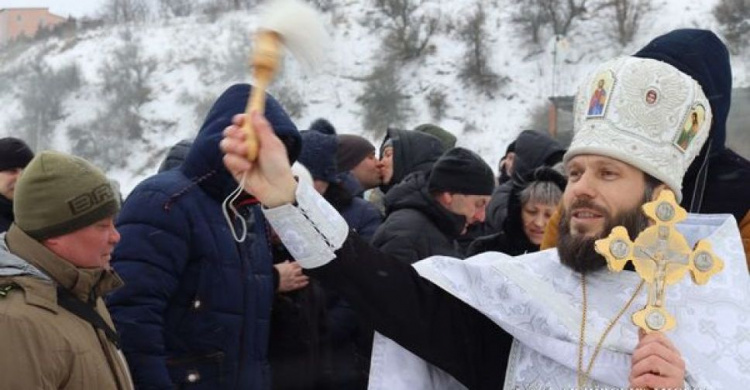 В Авдіївці на Водохреща освячували воду та пірнали в ополонку