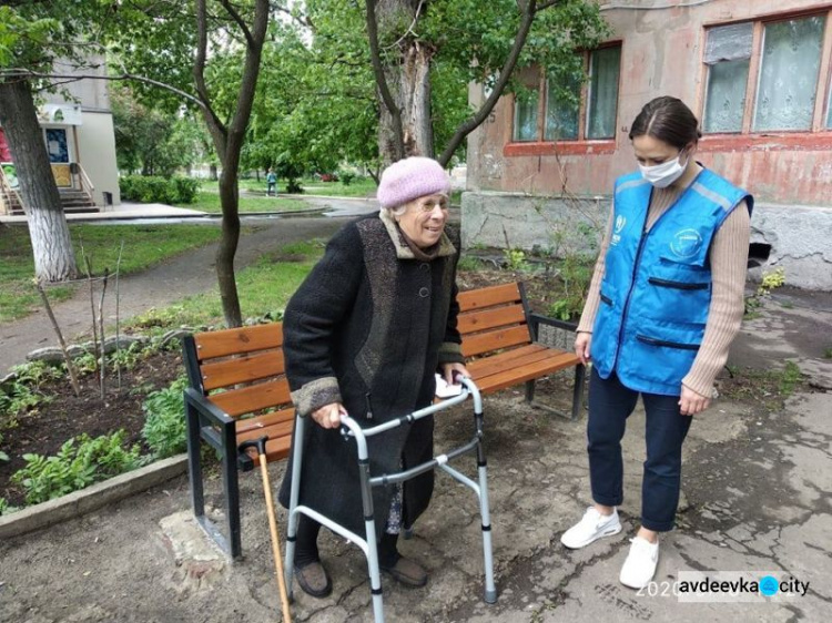Маломобильной пожилой жительнице Авдеевки волонтеры помогли приобрести ходунки
