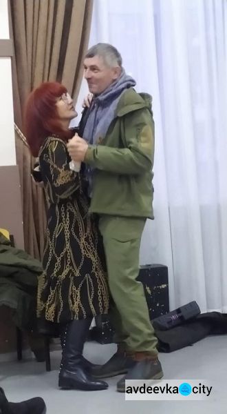 Зі святом весни авдіївських жінок креативно привітав гурт "Папа Карло"