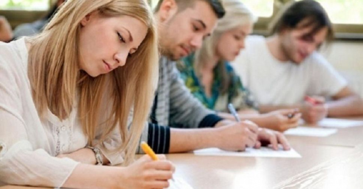 Рада разрешила отменить аттестацию школьников