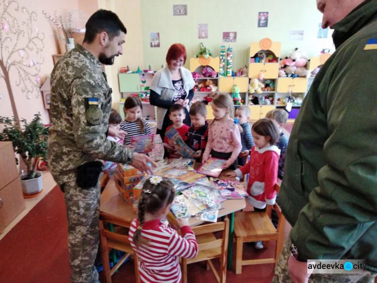 Авдеевские «симики» доставили детям - литературу, а взрослым - воду