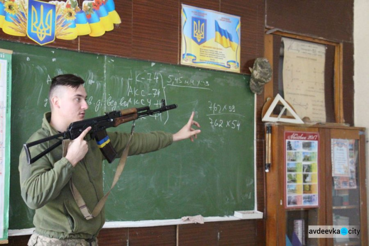 В Авдеевке школьников обучают офицеры ВСУ (ФОТО)