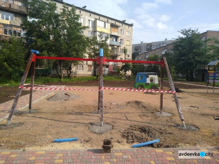 На новой детской площадке от Метинвеста приступили к установке игрового оборудования (ФОТОФАКТ)