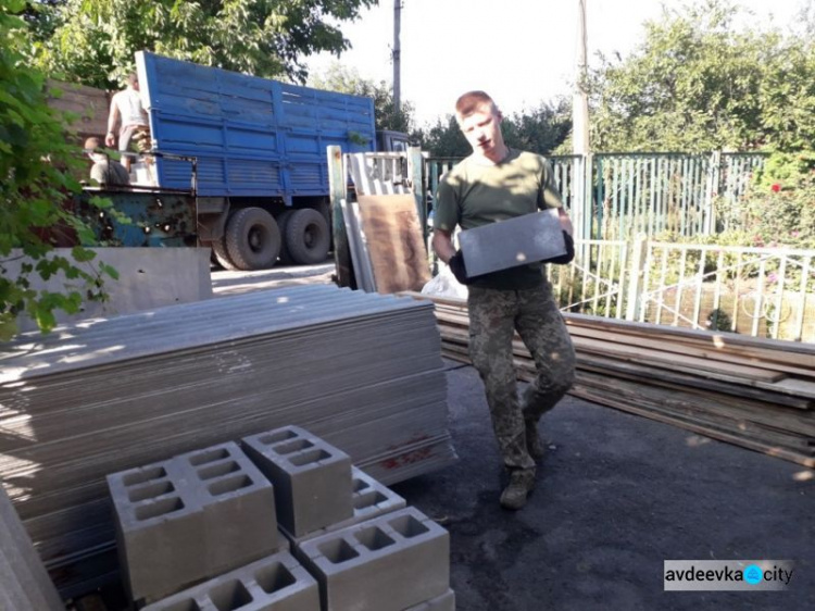 Авдеевские «симики» помогают восстанавливать разрушенные обстрелами поселки (ФОТО)