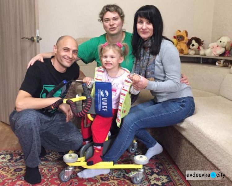 Маленькая принцесса из Авдеевки благодаря фонду UWCF получила ходунки (ФОТО)