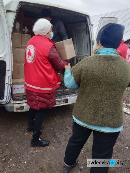 Кому в Авдеевке дали гуманитарную помощь от «Общества Красного Креста Украины»