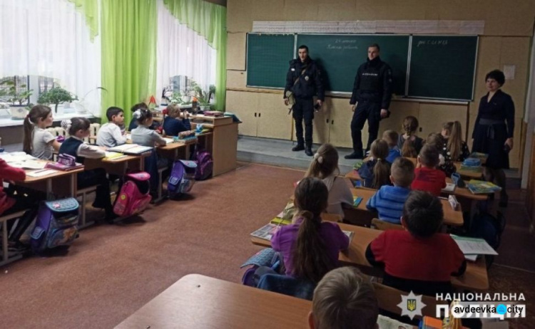 В Авдеевке правоохранители продолжают знакомить школьников с дорожной грамотой