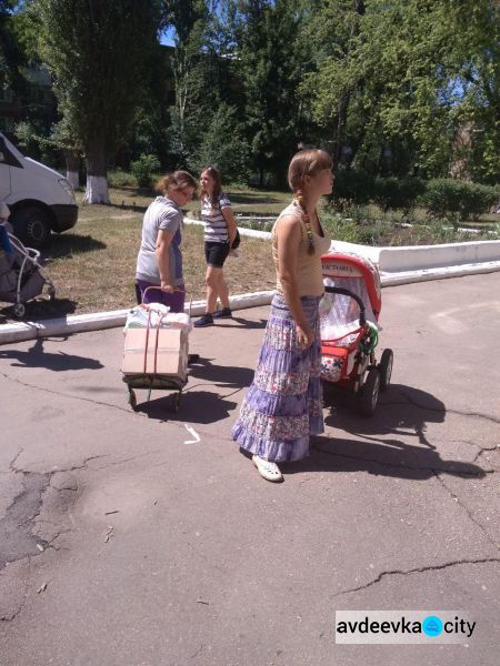 Авдеевским мамам помогли средствами гигиены и продуктами питания (ФОТО)