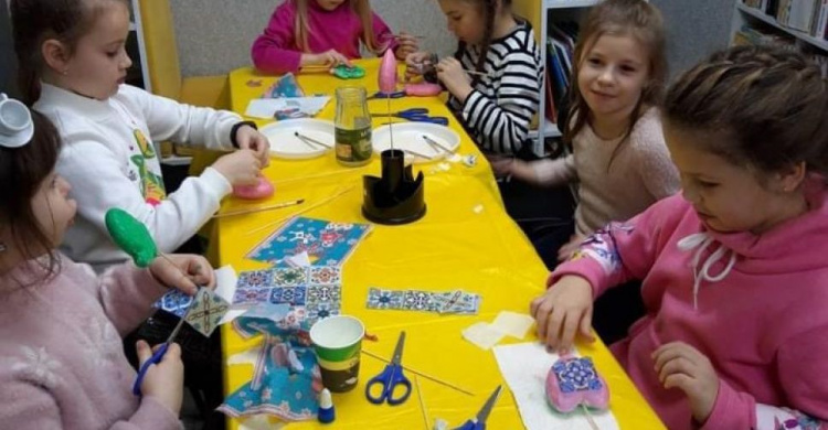 Бібліотека-філія №3 відділу культури ВЦА провела майстер-клас для авдіївської малечі