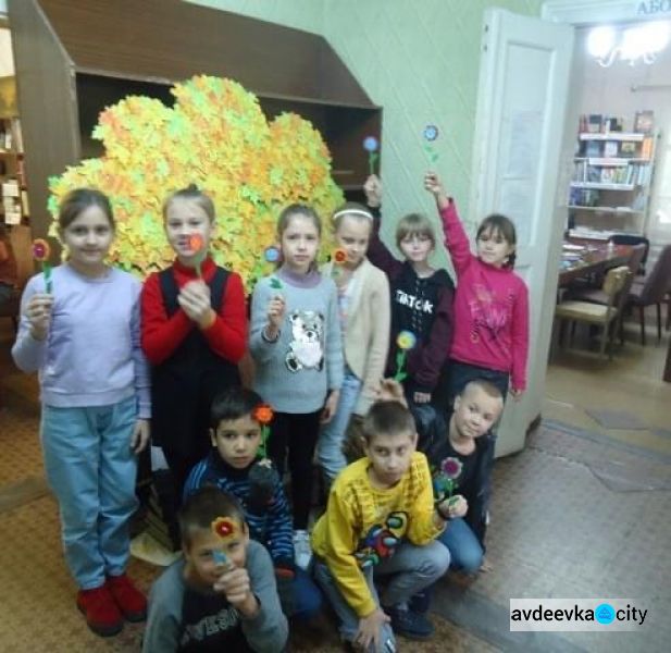 Авдіївська малеча змайструвала «Квіти для бабусі» з нагоди Міжнародного дня людей похилого віку 