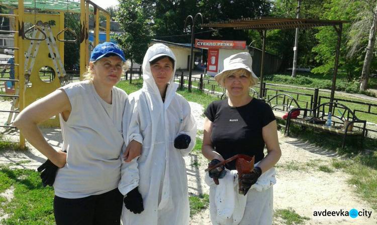 В Авдеевке волонтеры приводят в порядок детские площадки (ФОТОФАКТ)