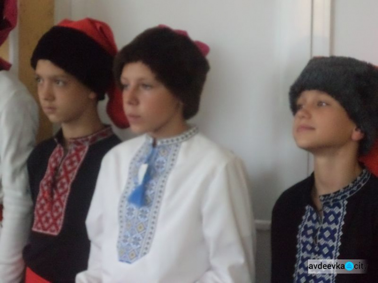 Школярі та поліцейські змагалися у пострілах з луку, їжі каші та акторській грі (ФОТО)