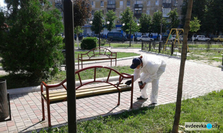 В Авдеевке волонтеры приводят в порядок детские площадки (ФОТОФАКТ)