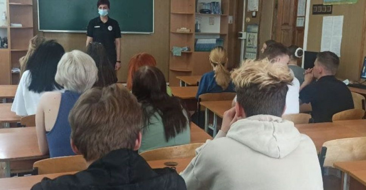 Напередодні літніх канікул поліцейські Авдіївки нагадали школярам правила безпечного відпочинку
