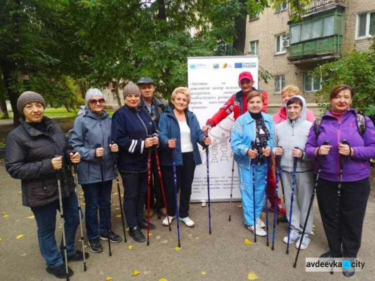 В Авдіївці громадяни поважного віку опановували "скандинавську ходу"
