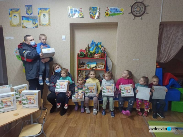 В гости с подарками: авдеевские коксохимики навестили маленьких жителей села Ласточкино